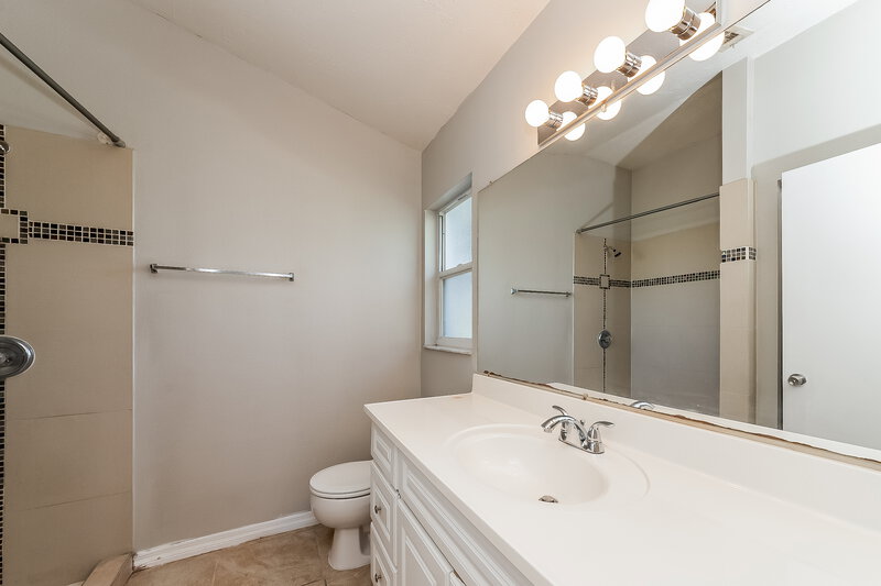 2,025/Mo, 6109 63rd Ave E Palmetto, FL 34221 Main Bathroom View