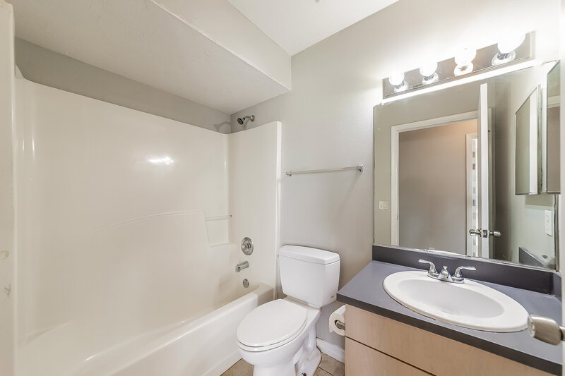 2,025/Mo, 6109 63rd Ave E Palmetto, FL 34221 Bathroom View