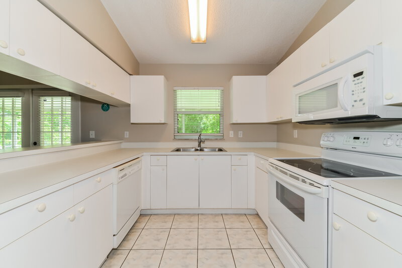 2,185/Mo, 2506 55th Ave E Bradenton, FL 34203 Kitchen View