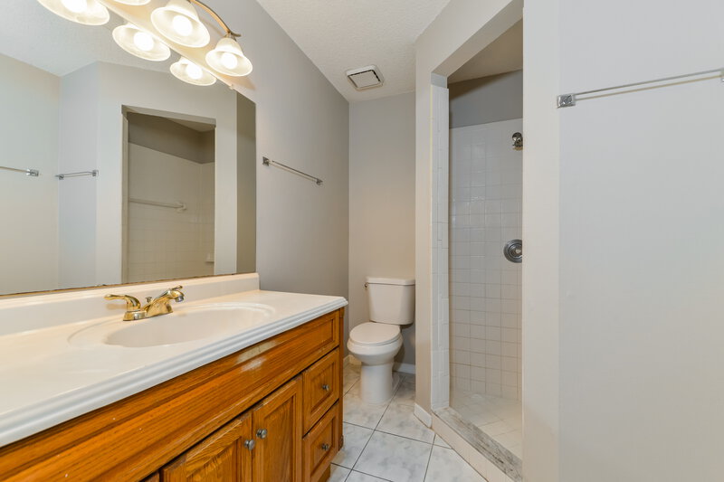 2,185/Mo, 2506 55th Ave E Bradenton, FL 34203 Main Bathroom View