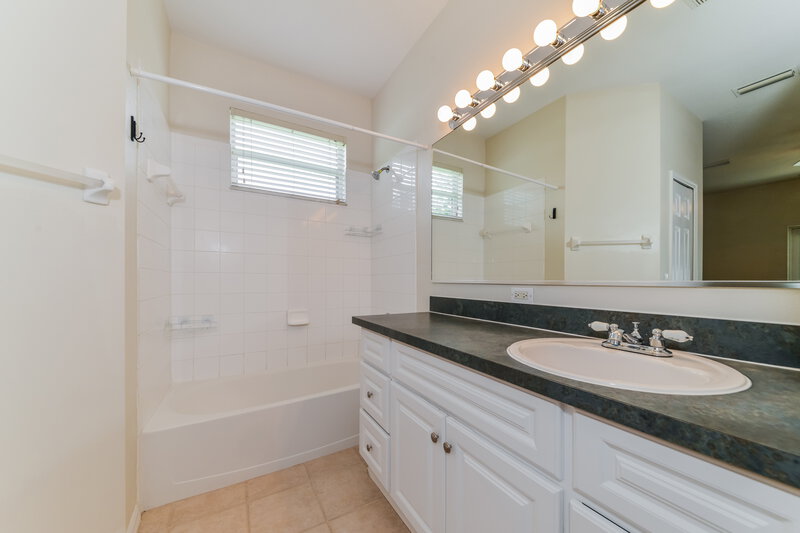 3,010/Mo, 14338 Tree Swallow Way Lakewood Ranch, FL 34202 Main Bathroom View
