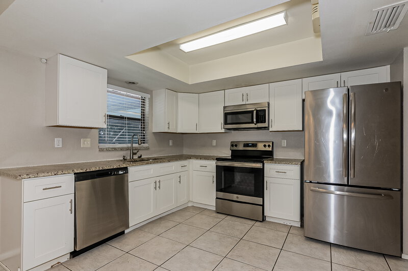 2,700/Mo, 4277 Lancaster Dr Sarasota, FL 34241 Kitchen View 2