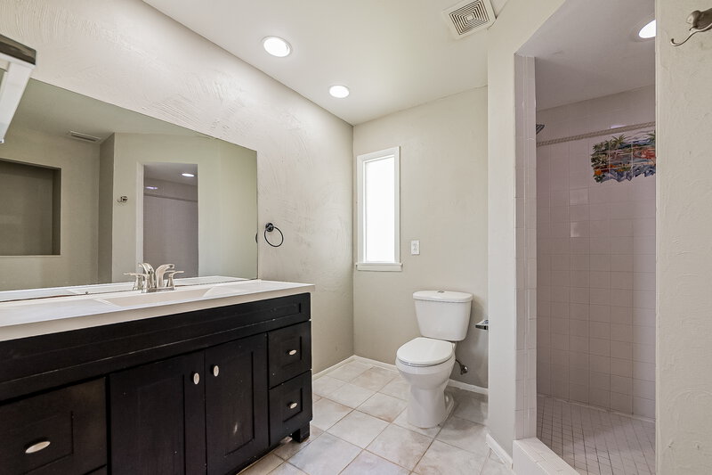 2,700/Mo, 4277 Lancaster Dr Sarasota, FL 34241 Main Bathroom View
