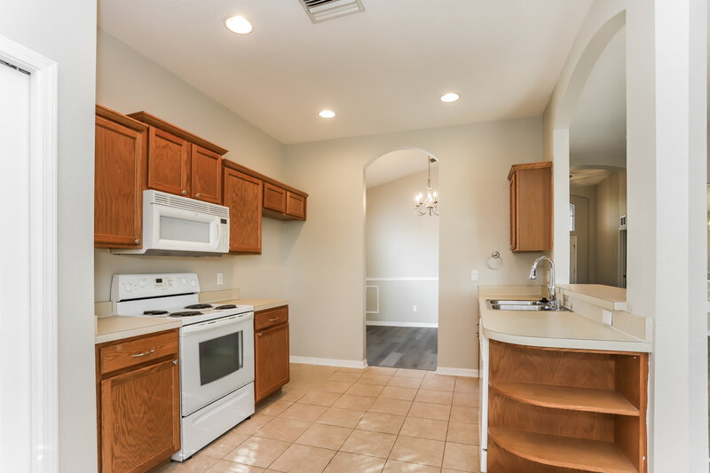 2,135/Mo, 4127 101st Ave E Parrish, FL 34219 Kitchen View