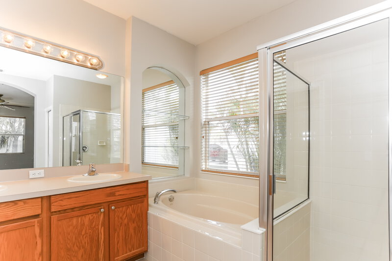 2,135/Mo, 4127 101st Ave E Parrish, FL 34219 Main Bathroom View