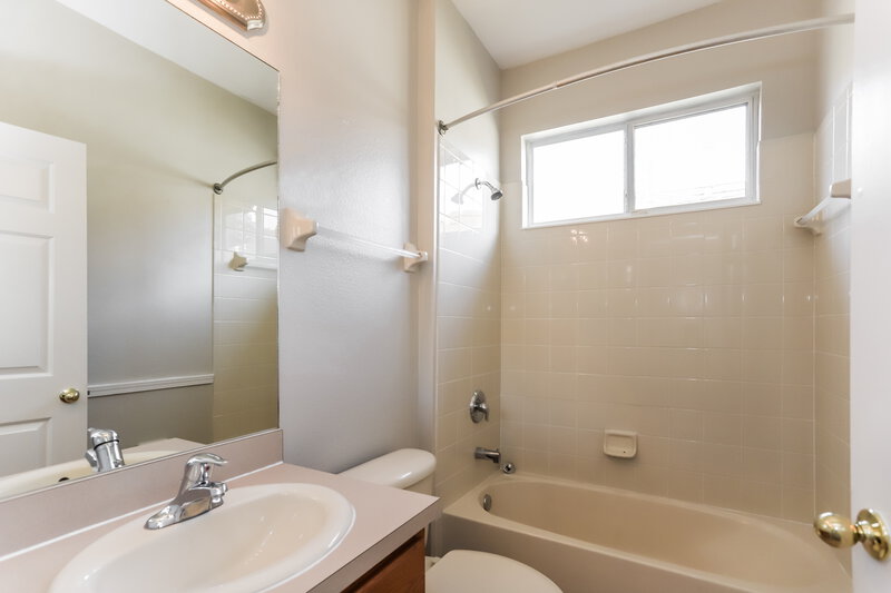 2,135/Mo, 4127 101st Ave E Parrish, FL 34219 Bathroom View