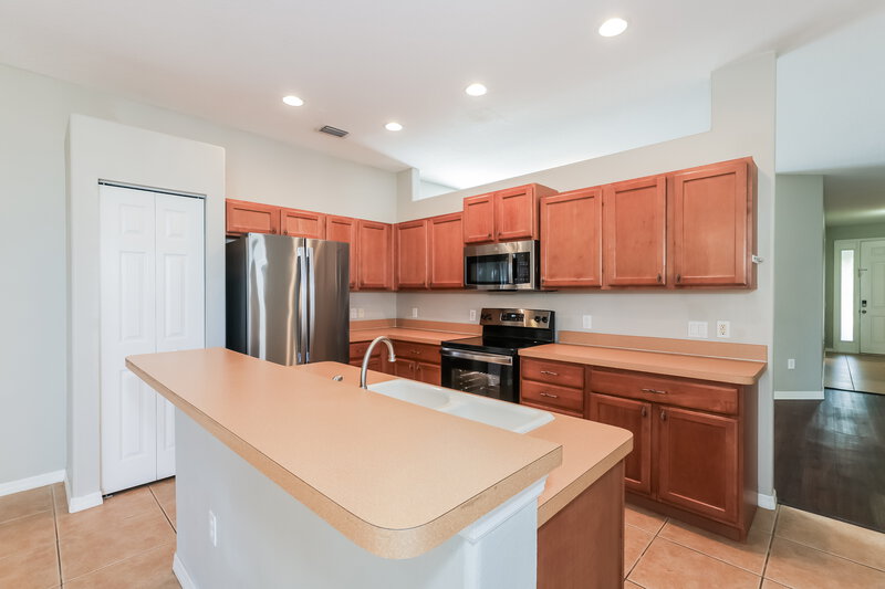 2,040/Mo, 5412 Lexington Dr Parrish, FL 34219 Kitchen View