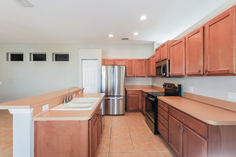 2,040/Mo, 5412 Lexington Dr Parrish, FL 34219 Kitchen View 2