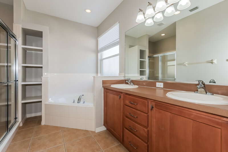 2,040/Mo, 5412 Lexington Dr Parrish, FL 34219 Main Bathroom View