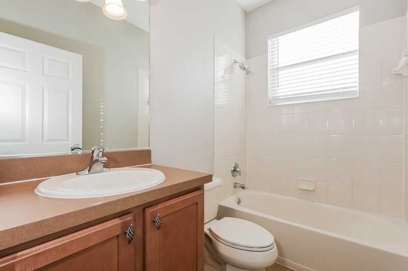 2,040/Mo, 5412 Lexington Dr Parrish, FL 34219 Bathroom View