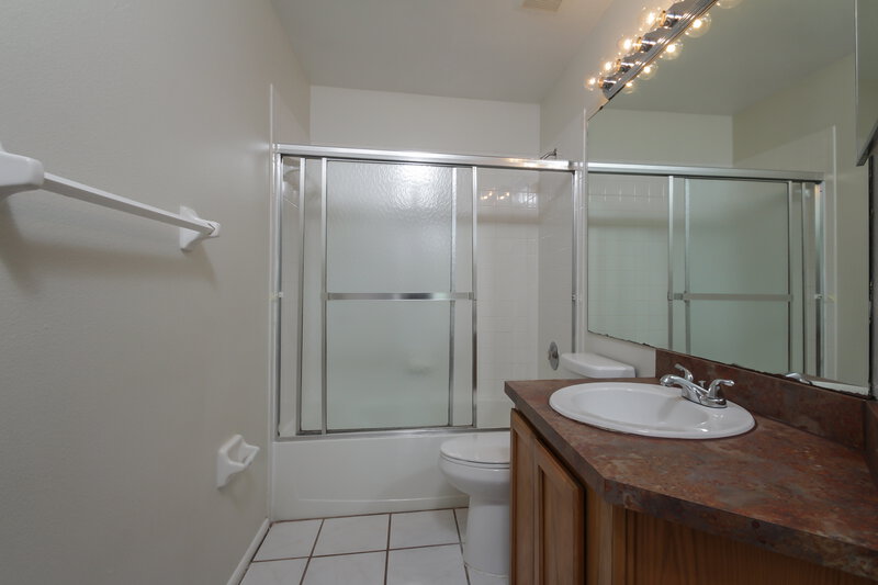 2,575/Mo, 4814 11th Avenue Cir E Bradenton, FL 34208 Master Bathroom View