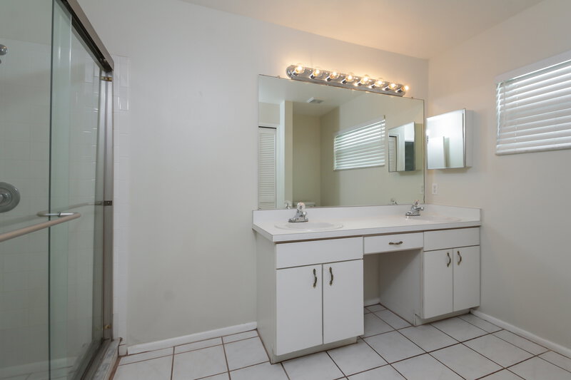 2,575/Mo, 4814 11th Avenue Cir E Bradenton, FL 34208 Master Bathroom View 2