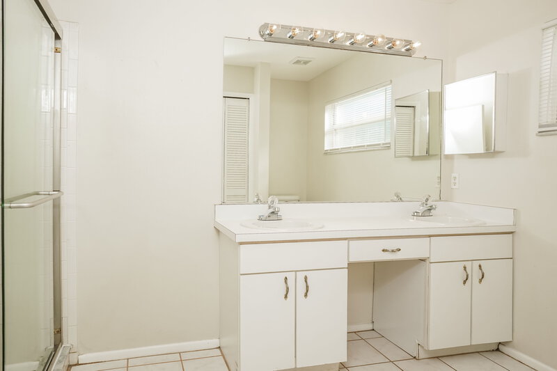 2,475/Mo, 4814 11th Avenue Cir E Bradenton, FL 34208 Main Bathroom View