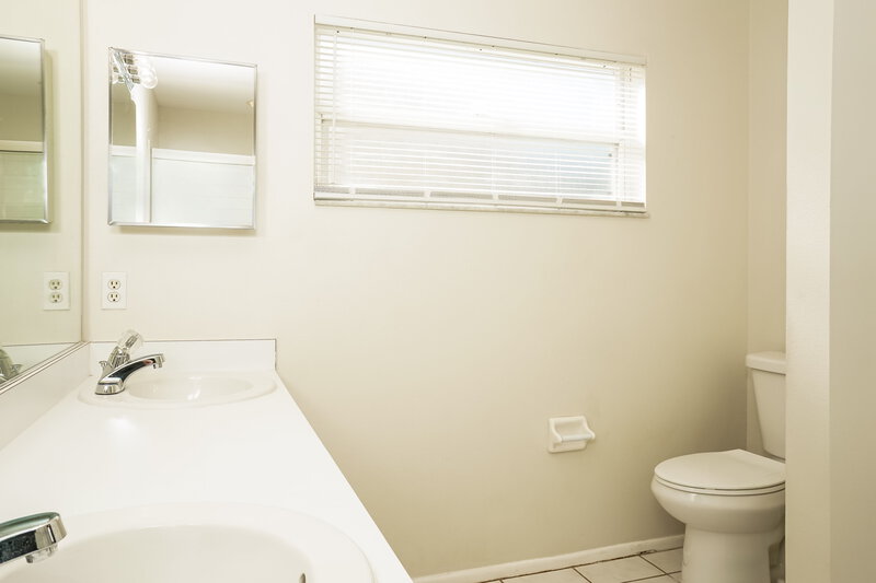 2,475/Mo, 4814 11th Avenue Cir E Bradenton, FL 34208 Main Bathroom View 2