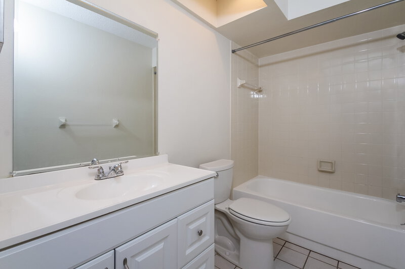 2,450/Mo, 4243 Lanai Dr Sarasota, FL 34241 Master Bathroom View