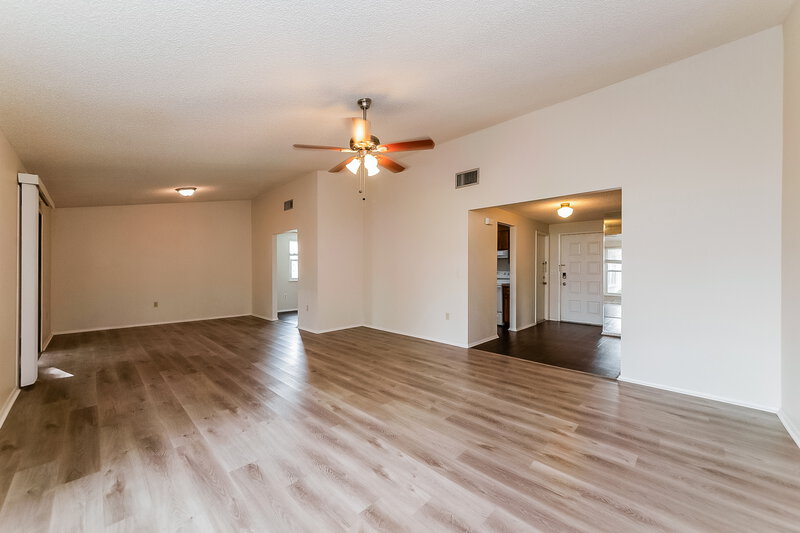 2,215/Mo, 6205 37th Ave W Bradenton, FL 34209 Living Room View 2