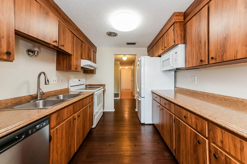 2,215/Mo, 6205 37th Ave W Bradenton, FL 34209 Kitchen View