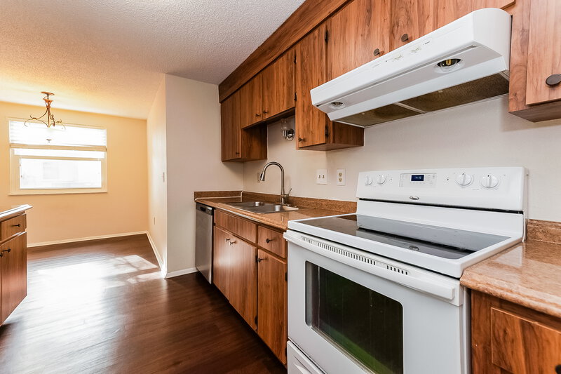 2,215/Mo, 6205 37th Ave W Bradenton, FL 34209 Kitchen View 2