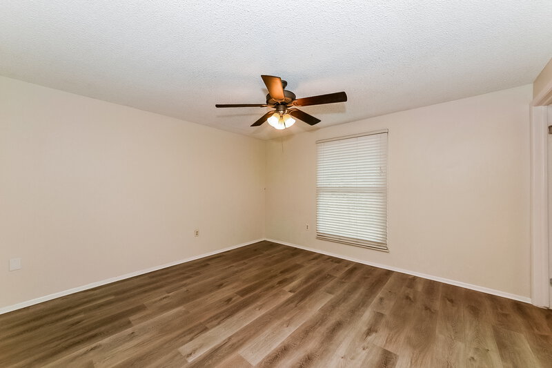 2,215/Mo, 6205 37th Ave W Bradenton, FL 34209 Main Bedroom View 2