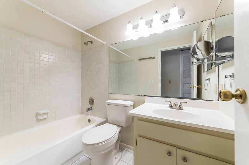 2,215/Mo, 6205 37th Ave W Bradenton, FL 34209 Main Bathroom View