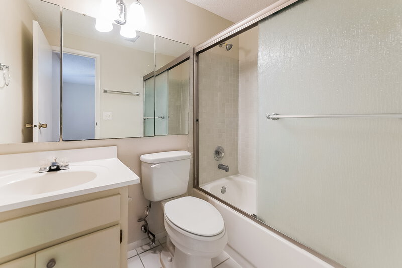 2,215/Mo, 6205 37th Ave W Bradenton, FL 34209 Bathroom View