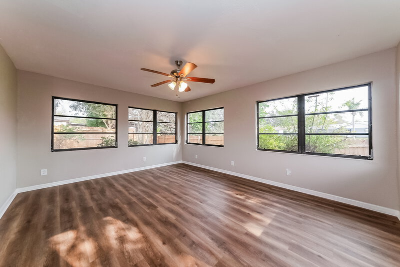 2,215/Mo, 6205 37th Ave W Bradenton, FL 34209 Sun Room View