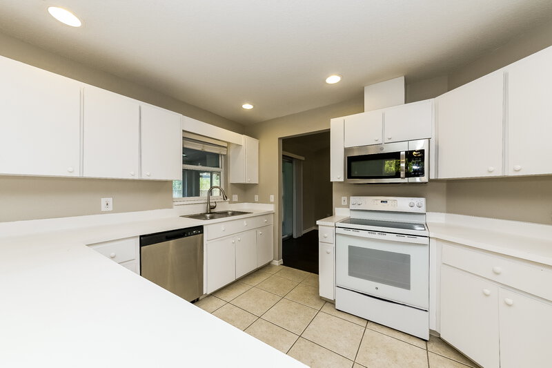 2,455/Mo, 2003 Old Arbor Ct Sarasota, FL 34232 Kitchen View 2