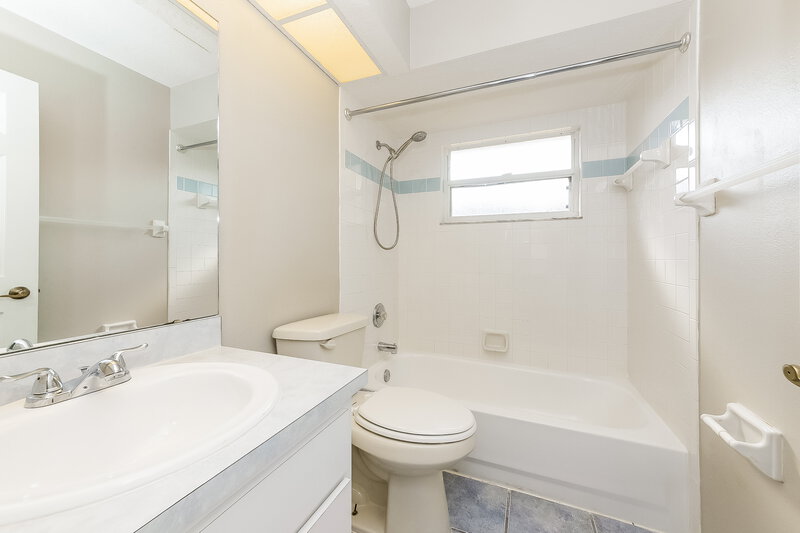 2,455/Mo, 2003 Old Arbor Ct Sarasota, FL 34232 Bathroom View