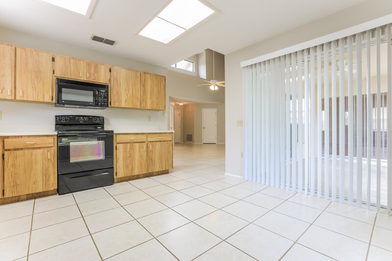 3,300/Mo, 606 49th St E Bradenton, FL 34208 Kitchen View