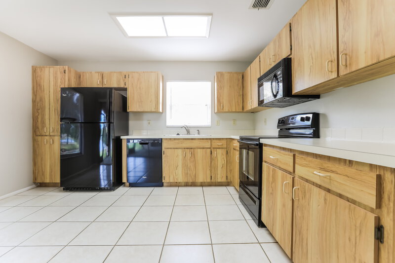 3,300/Mo, 606 49th St E Bradenton, FL 34208 Kitchen View 2