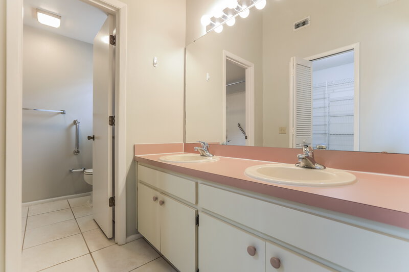 3,300/Mo, 606 49th St E Bradenton, FL 34208 Main Bathroom View