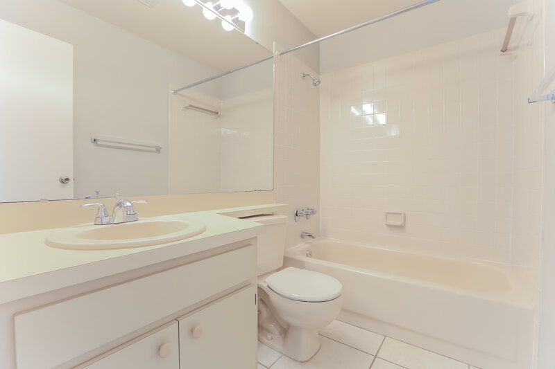 3,300/Mo, 606 49th St E Bradenton, FL 34208 Bathroom View