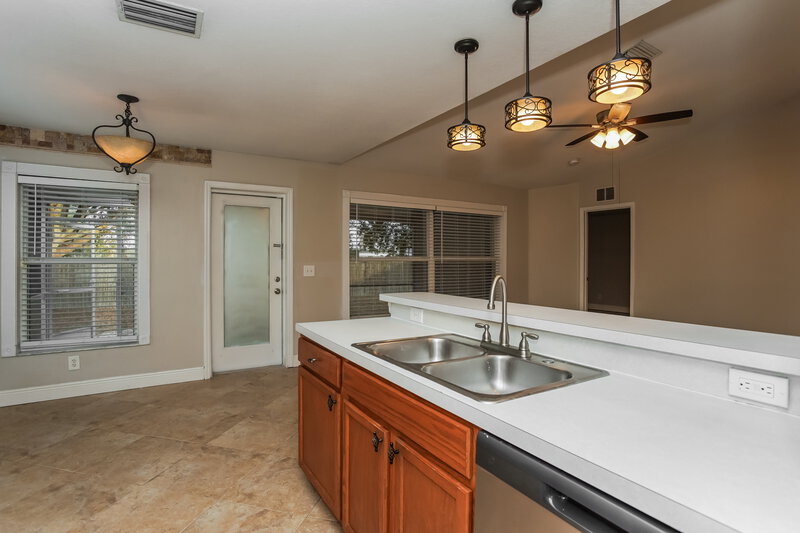 2,070/Mo, 12147 Warwick Cir Parrish, FL 34219 Kitchen View 2