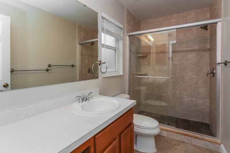 2,070/Mo, 12147 Warwick Cir Parrish, FL 34219 Main Bathroom View
