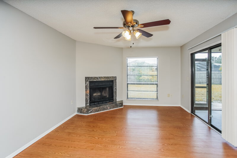 2,465/Mo, 524 McArthur Ave Sarasota, FL 34243 Living Room View 2