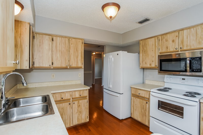 2,465/Mo, 524 McArthur Ave Sarasota, FL 34243 Kitchen View 2