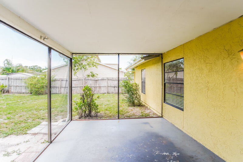 2,465/Mo, 524 McArthur Ave Sarasota, FL 34243 Sun Room View
