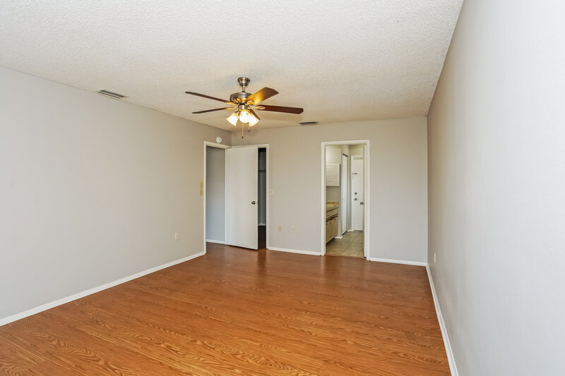 2,465/Mo, 524 McArthur Ave Sarasota, FL 34243 Main Bedroom View 2