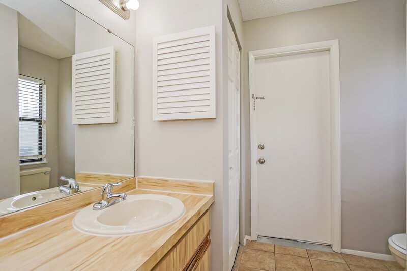 2,465/Mo, 524 McArthur Ave Sarasota, FL 34243 Main Bathroom View