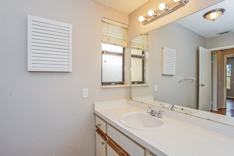 2,465/Mo, 524 McArthur Ave Sarasota, FL 34243 Bathroom View