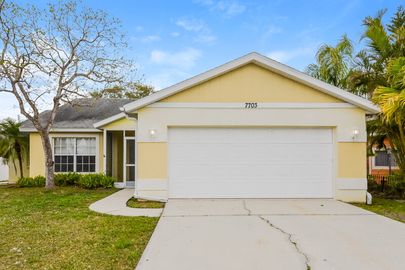2,450/Mo, 7703 33rd Ln E Sarasota, FL 34243 External View