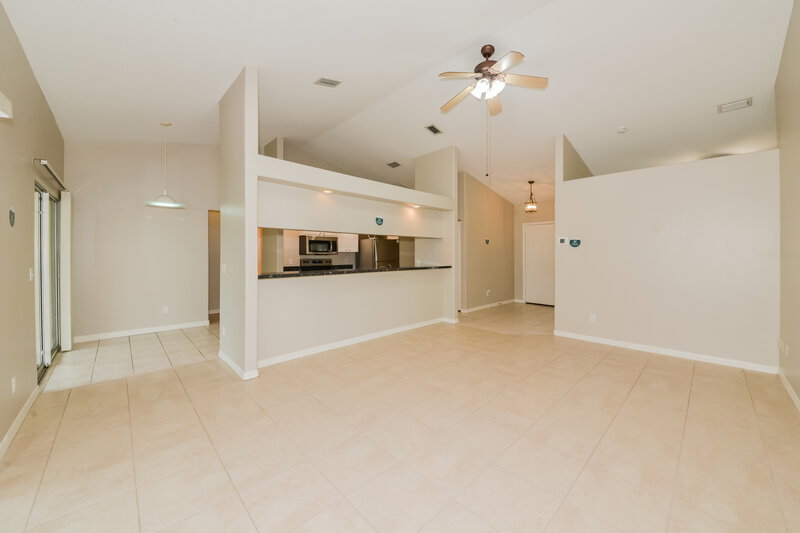 2,450/Mo, 7703 33rd Ln E Sarasota, FL 34243 Living Room View 3