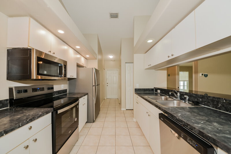 2,450/Mo, 7703 33rd Ln E Sarasota, FL 34243 Kitchen View