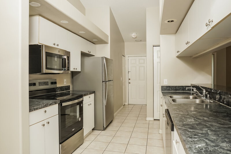 2,225/Mo, 7703 33rd Ln E Sarasota, FL 34243 Kitchen View
