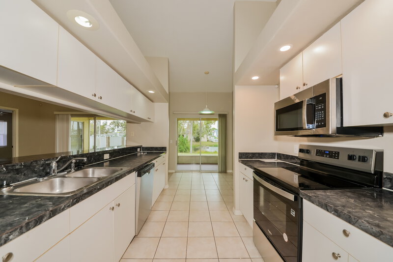 2,450/Mo, 7703 33rd Ln E Sarasota, FL 34243 Kitchen View 2