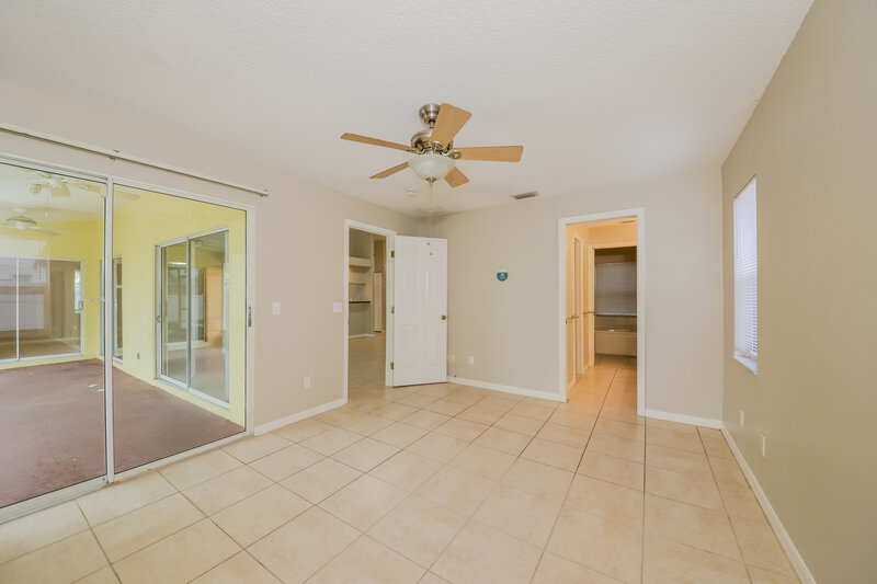 2,450/Mo, 7703 33rd Ln E Sarasota, FL 34243 Main Bedroom View 2