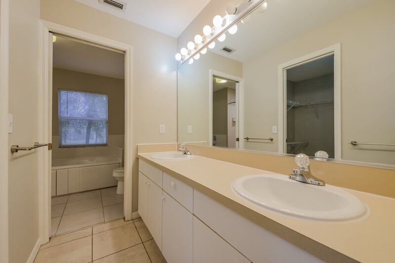 2,450/Mo, 7703 33rd Ln E Sarasota, FL 34243 Main Bathroom View
