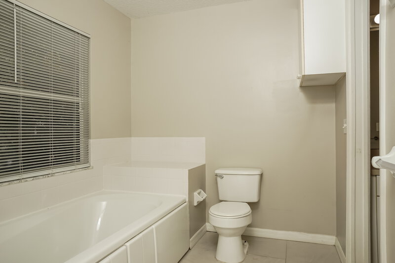 2,225/Mo, 7703 33rd Ln E Sarasota, FL 34243 Main Bathroom View