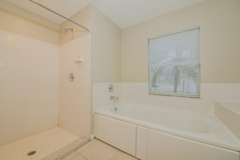 2,450/Mo, 7703 33rd Ln E Sarasota, FL 34243 Main Bathroom View 2