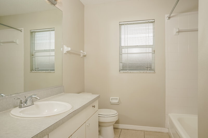 2,225/Mo, 7703 33rd Ln E Sarasota, FL 34243 Bathroom View